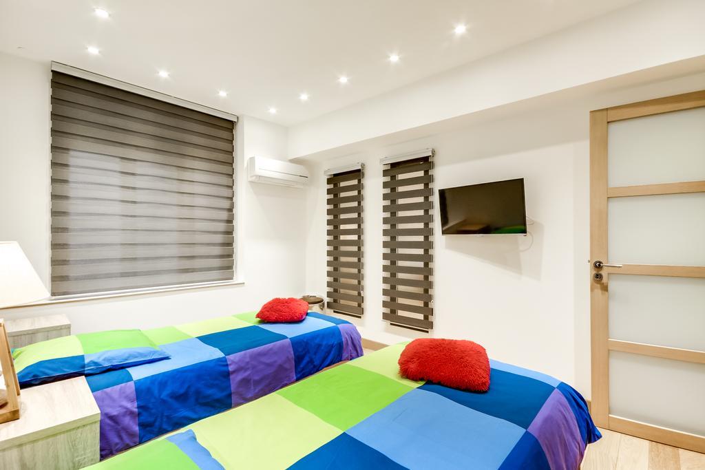 Just Renovated 138m2 On The Seine * Parijs